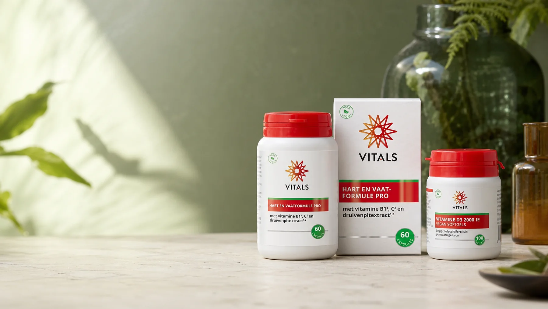 Vitals supplementen in een rustige Nederlandse studio met groen en amberglas
