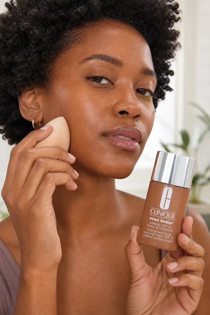 Clinique Even Better foundation SPF15 CN 58 Honey - sfeerfoto application
